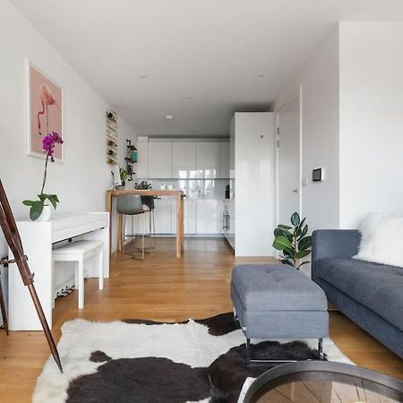 Modern New 1-Bedroom Home Stunning Views Лондон Экстерьер фото