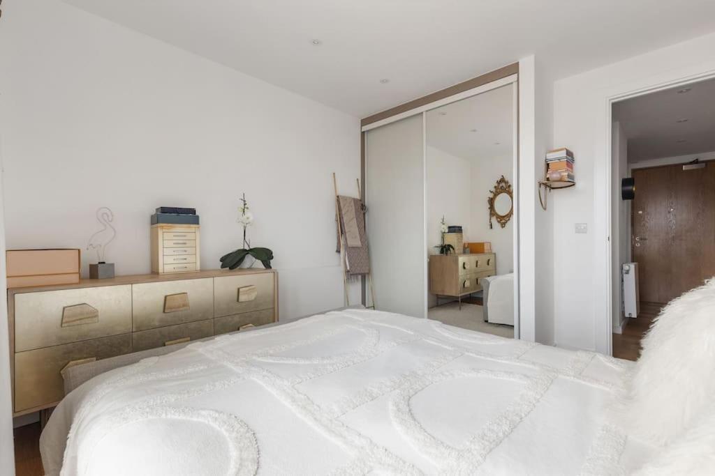 Modern New 1-Bedroom Home Stunning Views Лондон Экстерьер фото