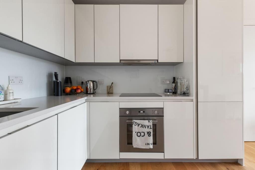 Modern New 1-Bedroom Home Stunning Views Лондон Экстерьер фото